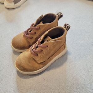 UGG kids Canoe II Chukka Boot Size 7
